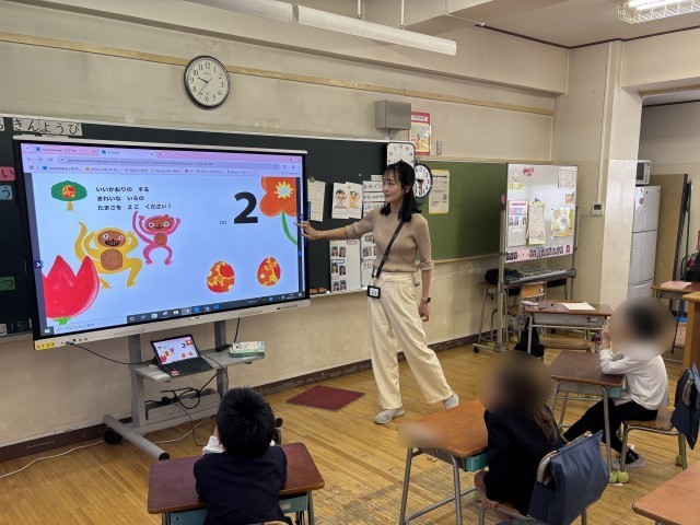 電子黒板を見ている児童