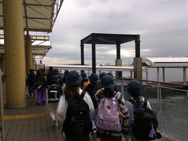 「社会科見学船へ」