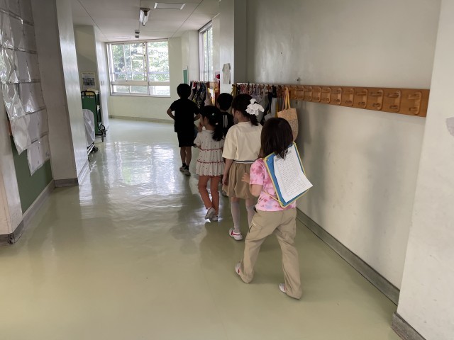 右側歩行で探検中