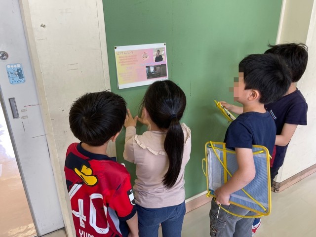 各教室の説明を受けている様子