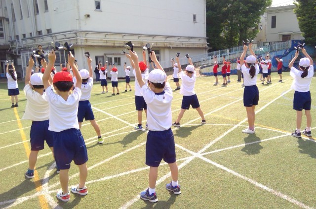 鳴子を掲げてしっかりポーズ。