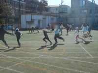 手をつないで鬼ごっこをする様子