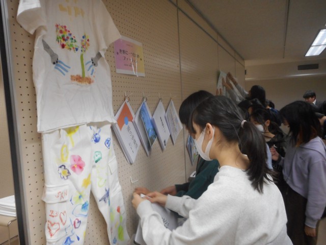 動線を意識して掲示している様子