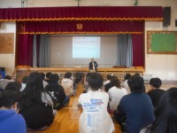 真剣に話を聞く児童