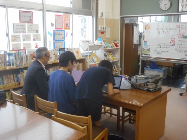 放課後、個別に質問をする児童