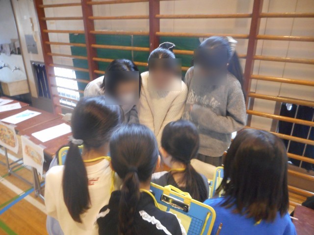 卒業論文を説明している様子