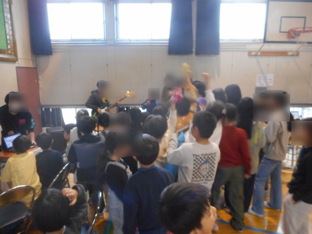 楽器を弾いて盛り上がっている様子