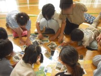 アートカードを選ぶ様子