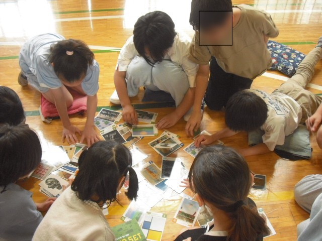 アートカードを選ぶ様子