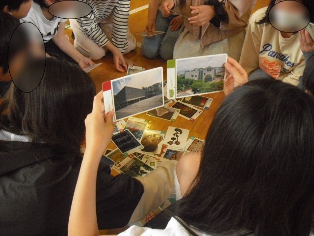 カードを見比べている様子