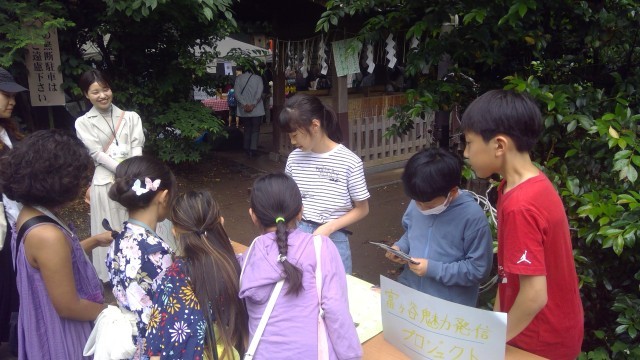 金魚まつりで発表している６年生