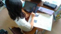タッチペンの使い方を確認する様子