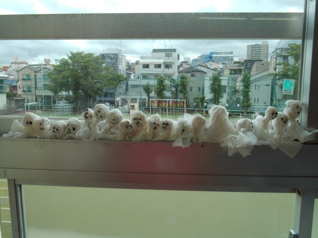 今日も朝から曇り空、、、町たんけんに行きたいよ