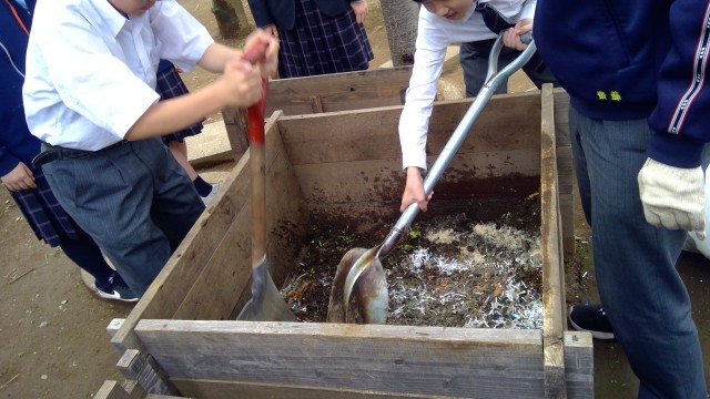 米糠とシュレッダーの紙と枯れ葉と一緒に混ぜる