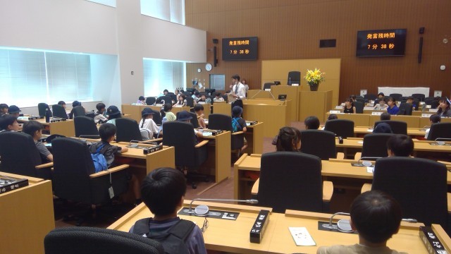 渋谷区役所で議会の説明を聞いている様子