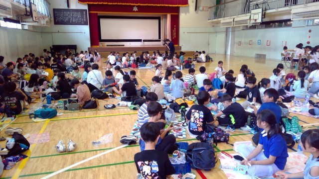 神南小学校で昼食をとっています。