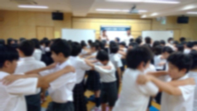 ２人でペアになり、かかとを上げるトレーニングをしています。めざせ、ジャンプ力UP！