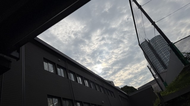 職員室からの眺め　薄曇りです