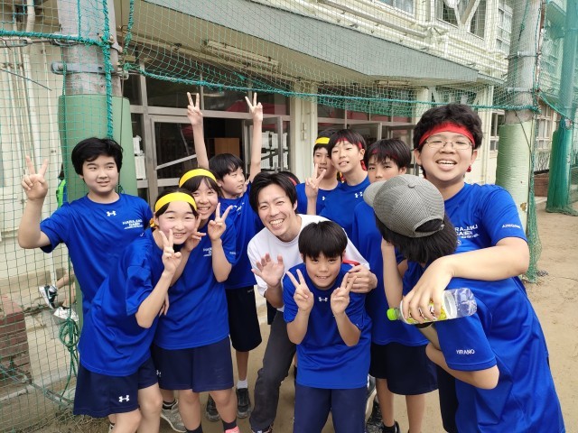 千駄谷小の金子先生と卒業生たち