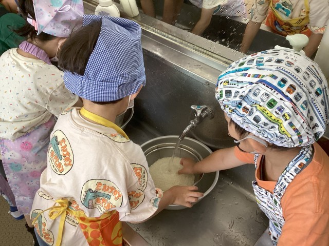 お米を流さないように大事に研ぐよ