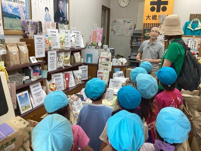 初めて聞くお話に興味津々