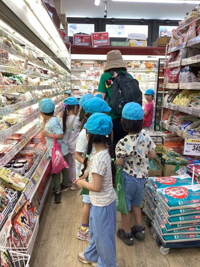 購入する食材を探す子供たち
