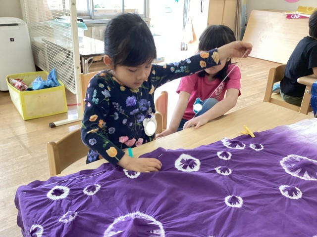 一針一針　ていねいに縫っていきます