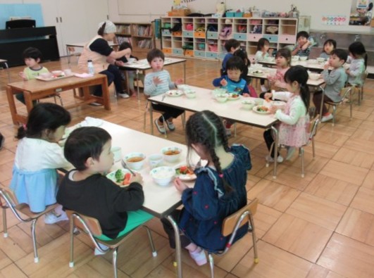 みんな静かによく食べています。