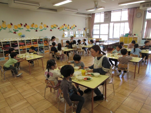 たんぽぽ組も給食の時間です。