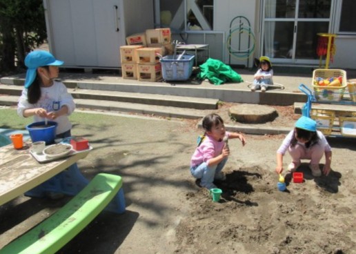 こちらは砂場でごちそう作り。